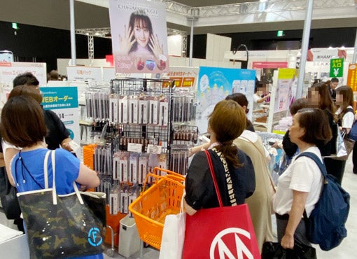 実際に塗って試して体験できるネイルコーナー