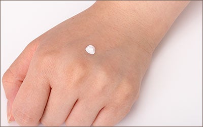 手の甲に適量を出します