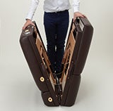 STEP2 ベッドを開き、取っ手を持ちながら広げます。