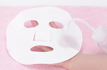 袋から取り出したシートマスクをたっぷりの精製水で濡らします