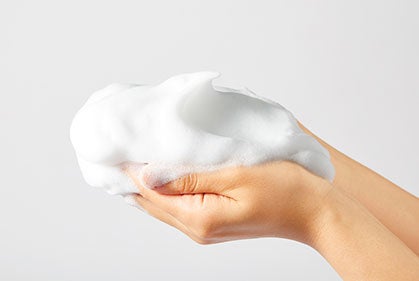 適量を容器や手にとり、水またはぬるま湯でよく泡立てて洗い、その後よくすすいでください。