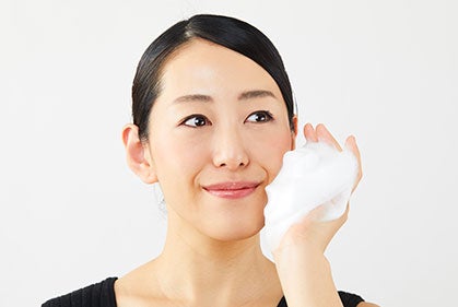 お顔に乗せた泡を優しく転がすようにマッサージし、その後1分ほど泡パックをするのもおすすめです。