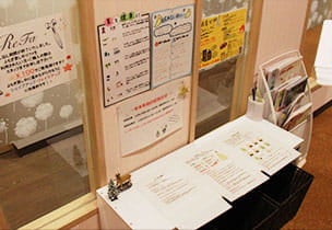 よもぎ蒸し施術室の壁にある手書きのPOP