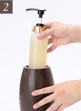 専用ポンプボトルを本体にセット