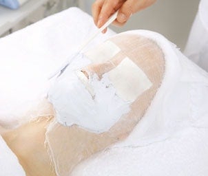 顔の上にフェイシャルガーゼをかぶせ、水、エッセンスなどと混ぜた柔らかい石膏を塗ります。