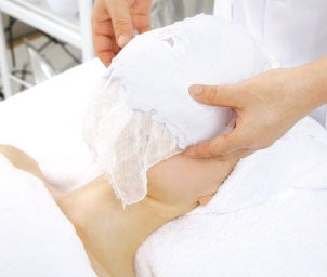 約20分～30分後石膏が冷めたら、ゆらしながらパックごと取り外します。