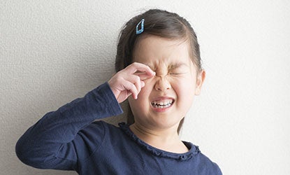 逆さまつ毛は眼球にまつ毛が当たって傷が付くことによって、ゴロゴロする・涙が多くなる・充血する・めやにが出る、視力が低下するなどの症状を引き起こす