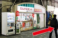 JR御徒町駅北口を右折、春日通りを直進