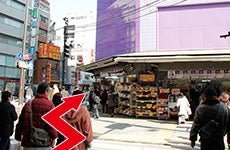 紫色のビル「多慶屋」を越え直進